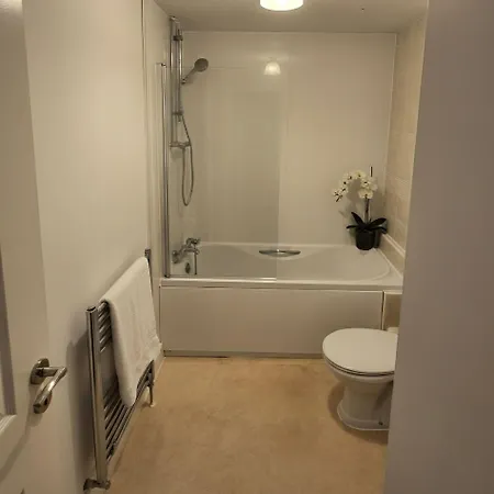 Contractors, Families ,4 Bed, Sleeps 9, Parking, Near Mod Σπίτι διακοπών *