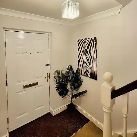 Contractors, Families ,4 Bed, Sleeps 9, Parking, Near Mod