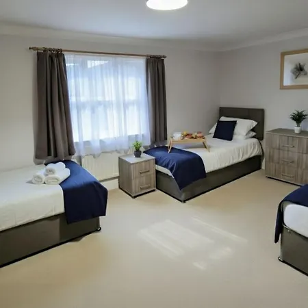 Dom wakacyjny Contractors, Families ,4 Bed, Sleeps 9, Parking, Near Mod *