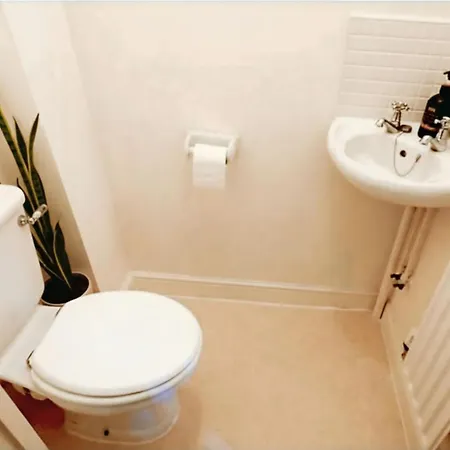 Contractors, Families ,4 Bed, Sleeps 9, Parking, Near Mod