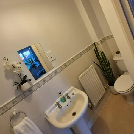 Contractors, Families ,4 Bed, Sleeps 9, Parking, Near Mod * Bristol